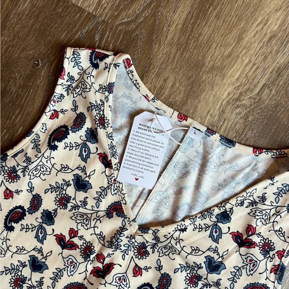 Cute sleeveless, v neck‎ print dress size LARGE,